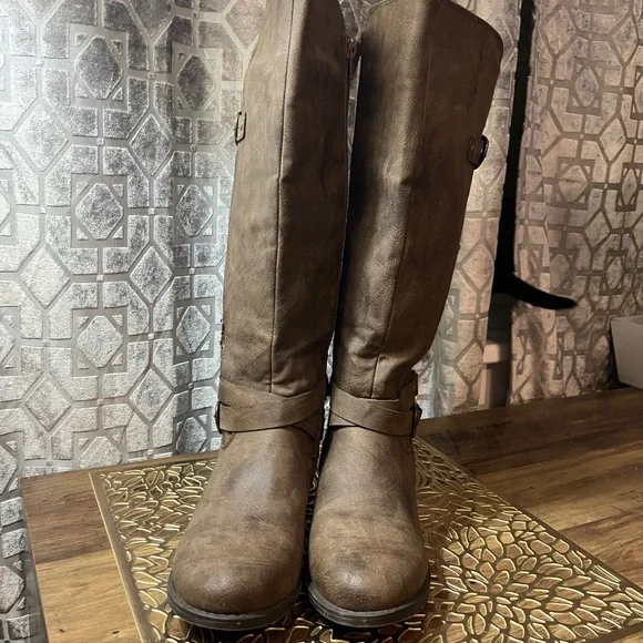 Brown Knee-High Women's Boots - Picture 3 of 6